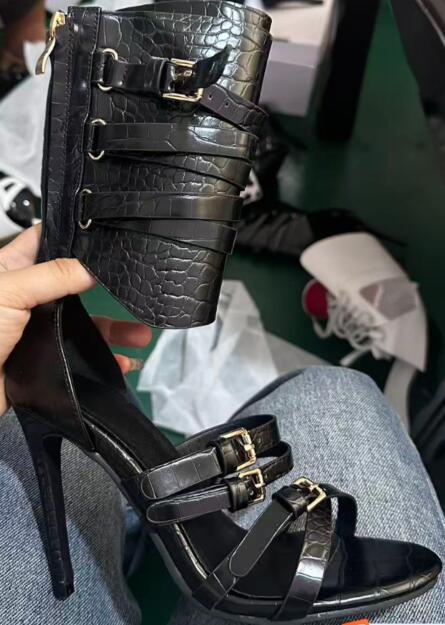 Sandal Strappy Heeled - Sexy schwarze Leder-Sandalen mit offener Zehenpartie,